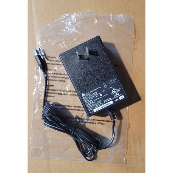 Delta Electronics AC Adapter ADP-18DW BB - Input 100-120V~0.5A 60Hz - Output 12V - Picture 1 of 5